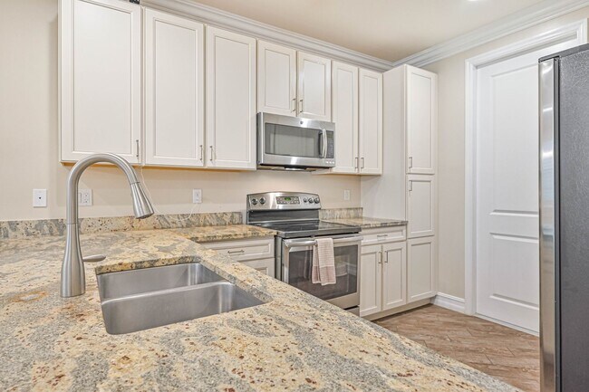 Building Photo - ** 3 Bedroom Townhouse with Garage!! AVAIL...