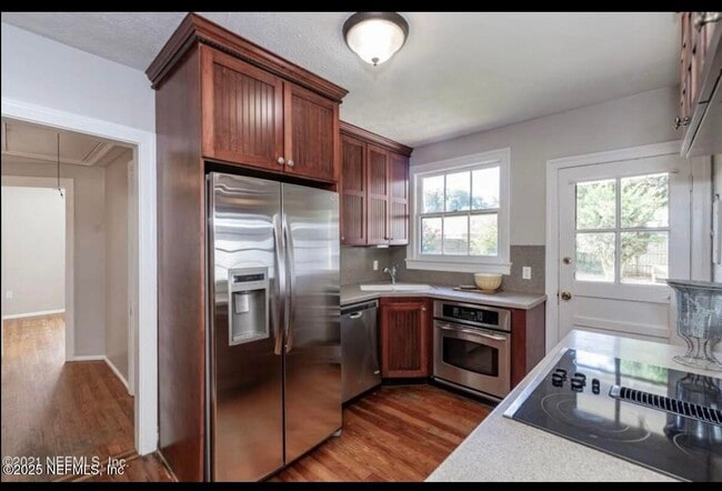 Building Photo - 1802 Kingswood Rd