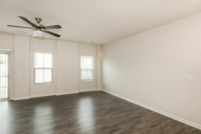 Foto del edificio - 307 Pond Place Ln
