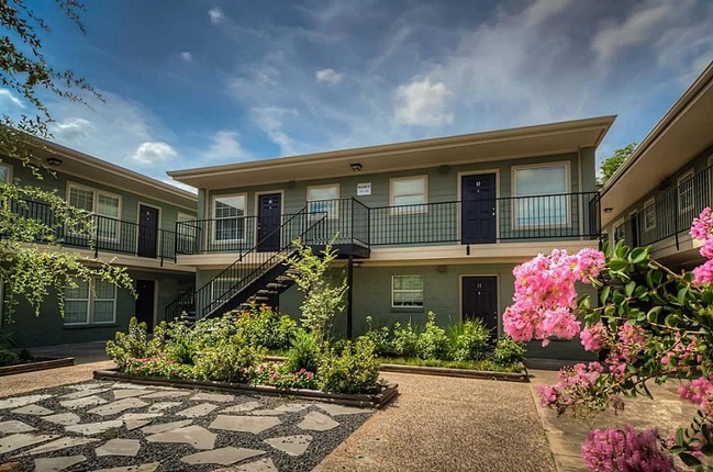 Building Photo - 214 W 17th St