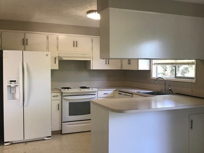 Foto del edificio - Spacious Split Level near Putnam High School