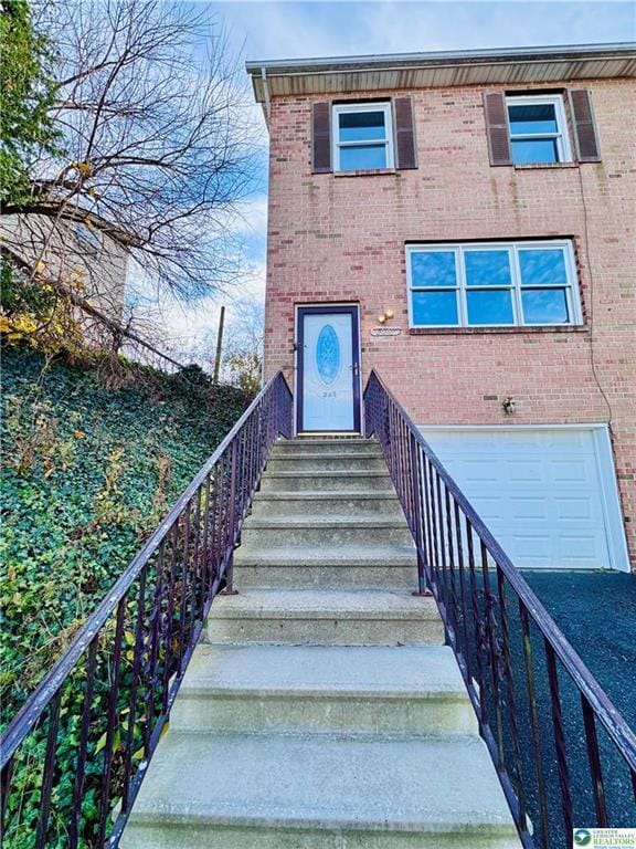 Building Photo - 235 Vista Dr