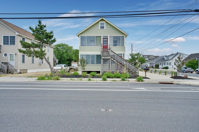 Building Photo - 302 NE Central Ave