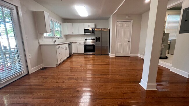 Building Photo - Renovated larg single family home! 2,200+ sf