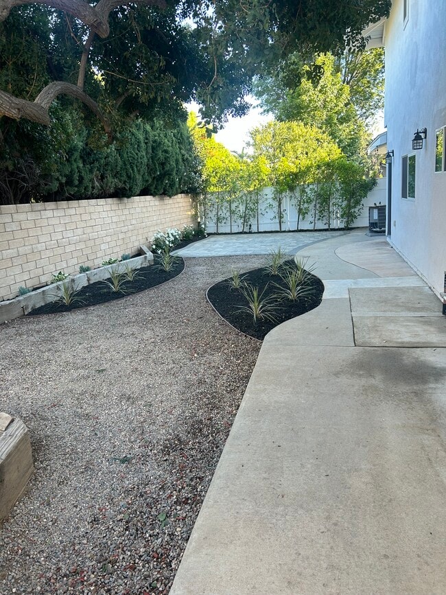 Private Backyard - 19548 Los Alimos St