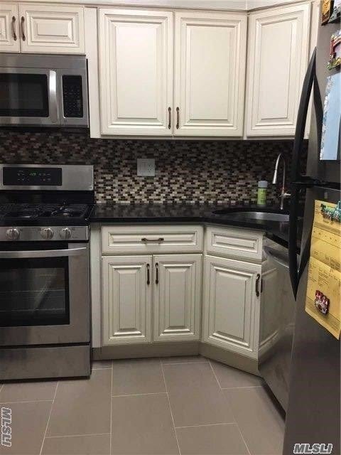 Foto del edificio - 66-15 242nd St