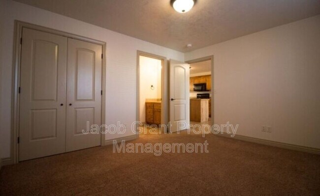 Building Photo - 454 E Center St