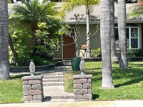 Building Photo - 146 Village Run W
