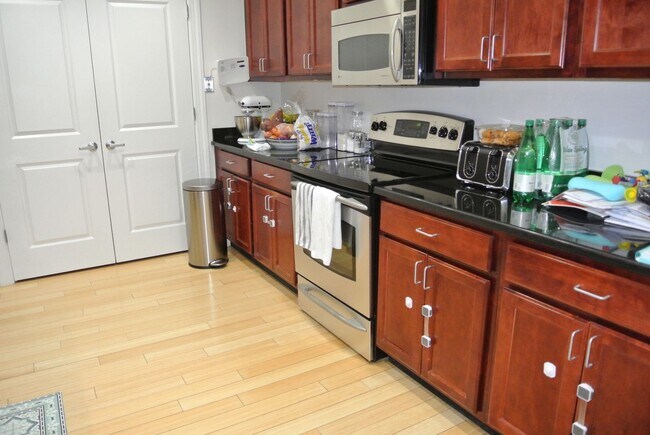 Foto del edificio - GREAT 2Br/2Bth in modern building. Central Air. Laundry in unit!