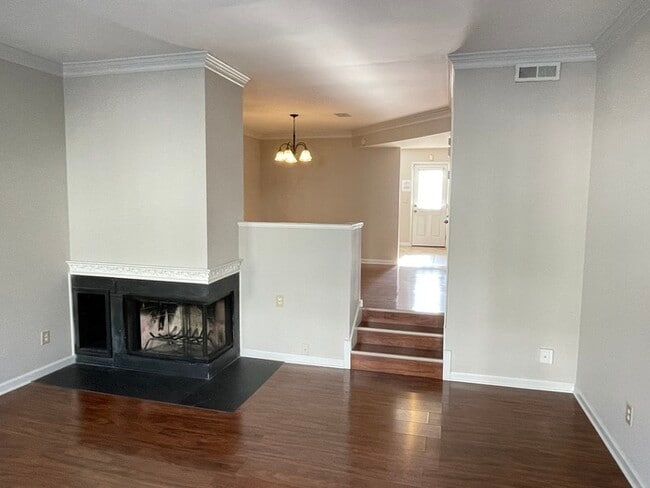 Building Photo - Fairmont Court townhome available close to...