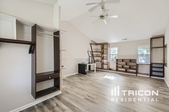 Building Photo - 9022 Jaldena Dr