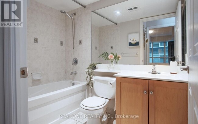 Building Photo - 250 Wellington St W