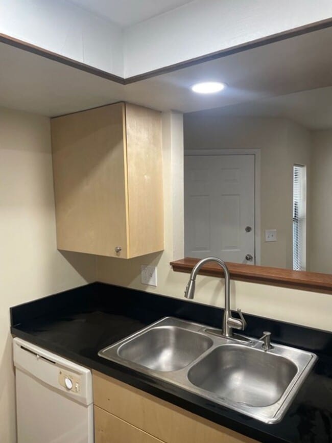 Building Photo - Move-in Ready Two Bedroom Two Bath Townhom...