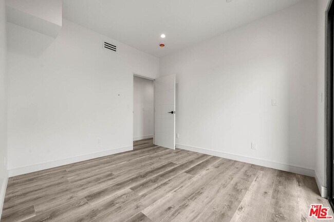 Foto del edificio - 1290 1/2 South Sherbourne Drive Apt #1920, Los Angeles, CA 90034 - 5 BR 4 BA house