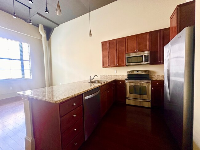 Building Photo - Beautiful 1 Bedroom Apartment Downtown