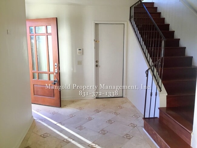 Foto del edificio - Charming Two-Story 2-Bed 2-Bath Home with Wrap-Around Balcony & Hardwood Floors in Seaside