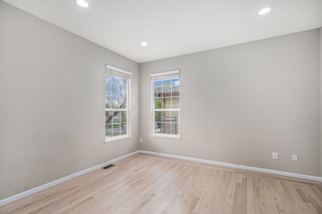 Foto del edificio - 4 bed/4 bath, Three Story Home Backing to ...