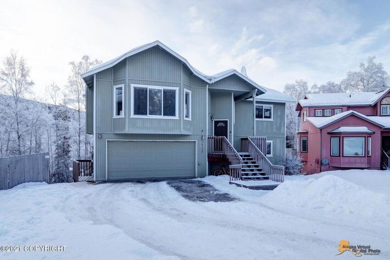 Foto principal - BEAUTIFUL, FULLY UPDATED SINGLE FAMILY HOM...