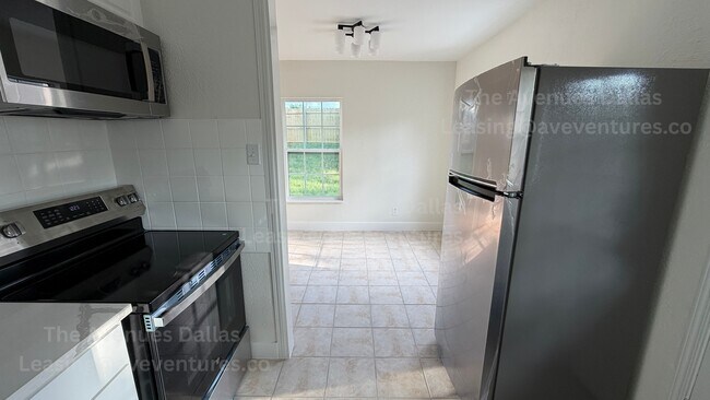 Foto del edificio - 305 N Oak Cliff Blvd
