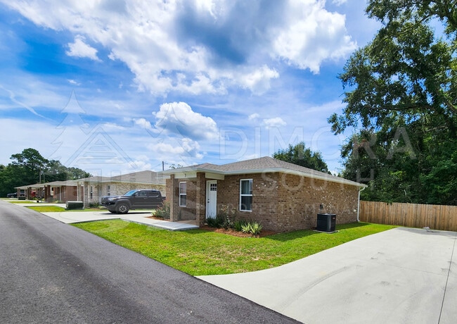 Building Photo - The Cottages of East Avenue