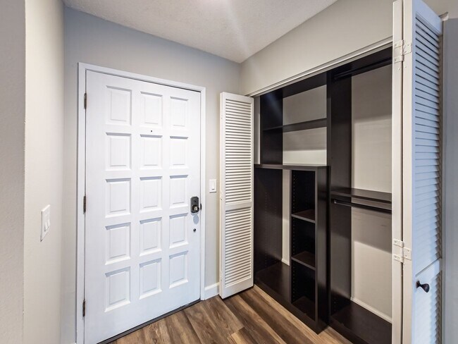 Foto del edificio - Stylish Condo in the Heart of Downtown Pasadena [OPEN HOUSE FEB 21 - 11:30AM to 1:00PM]