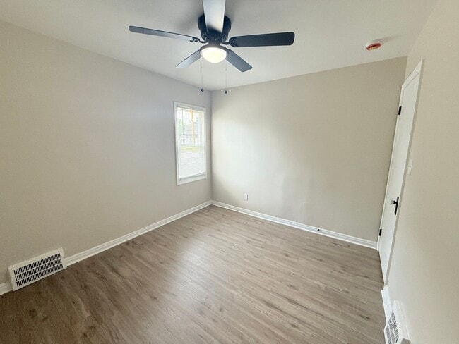 Building Photo - This beautifully updated 3-bedroom, 1-bath...