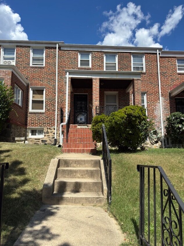 Primary Photo - 3BED 2BATH $1600/MONTH!