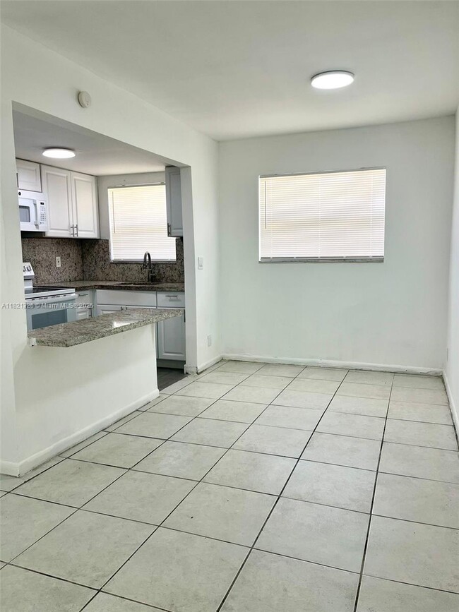 Foto del edificio - 830 SW 74th Ter