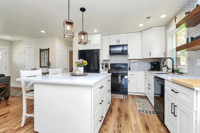 Building Photo - Fully Updated & Furnished Gem in the Heart of Starmount!