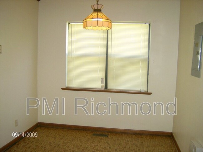 Building Photo - 3111 S Ridge Dr