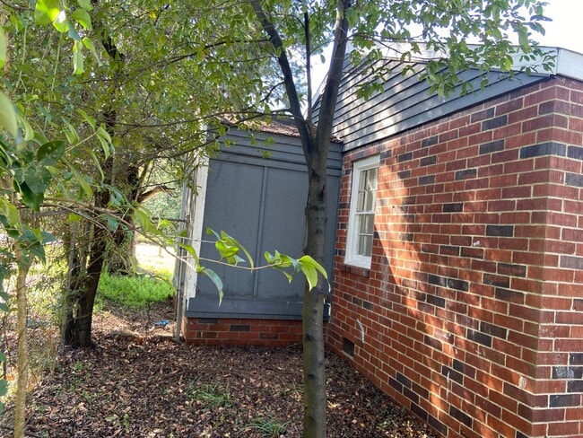 Building Photo - **ON HOLD**2 Bedroom / 1 Bathroom Room *PL...