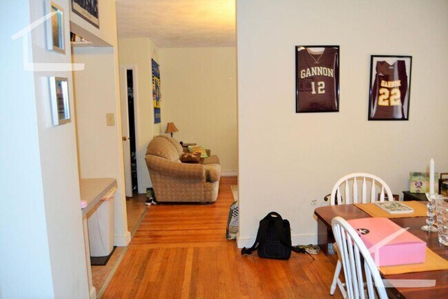 Foto del edificio - No Brokers Fee, No Security Deposit, Heat, Hot water Included, Laundry on a Site, Parking for Rent