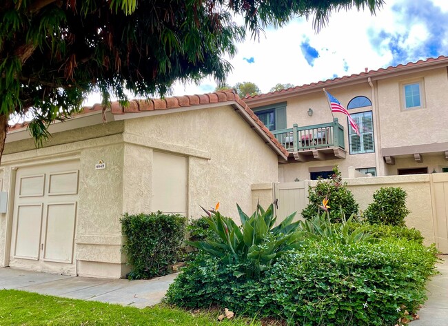 Foto del edificio - Spacious 3 Bedroom 2.5 Bath Townhouse in C...