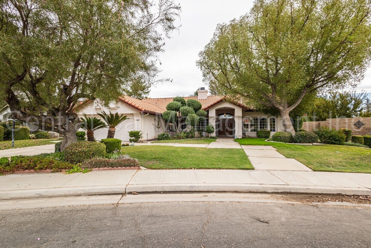 Foto principal - 4 Bedroom/2.5 Bath Home with Paid Solar and a Pool - $2950 Per Month!