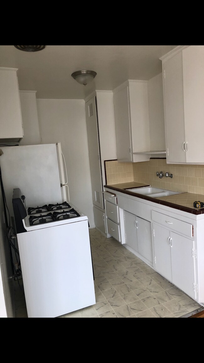 Kitchen - 1446 N Martel Ave