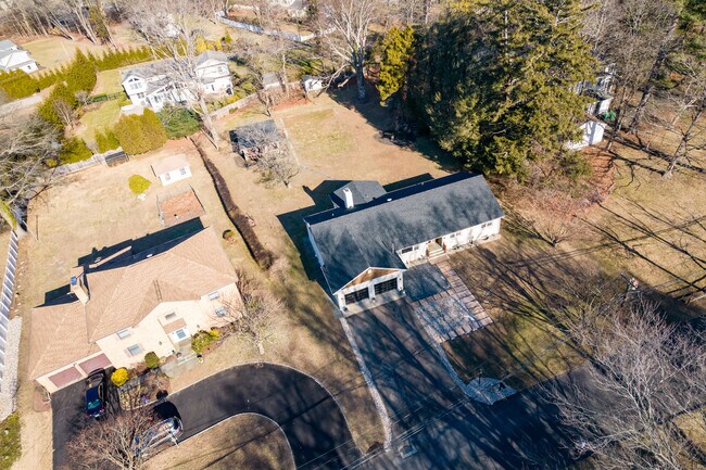 Foto del edificio - 2 Columbine Ln