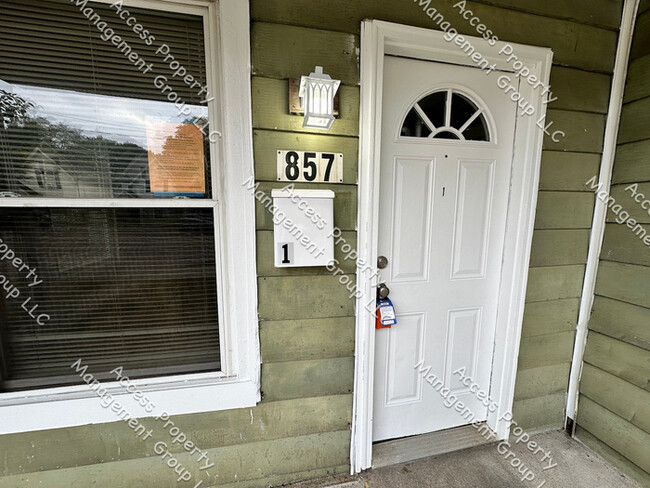 Building Photo - NE Side Lower Unit Two Bedroom Medical Mile