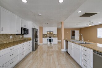 Building Photo - 3966 Green Leaf Dr