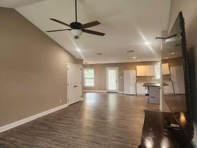 Building Photo - Alcoa 37701 - 4 bedroom 2 bath - call Tom ...