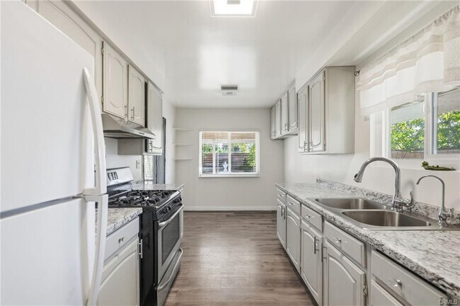 Foto del edificio - 10418 Gothic Ave