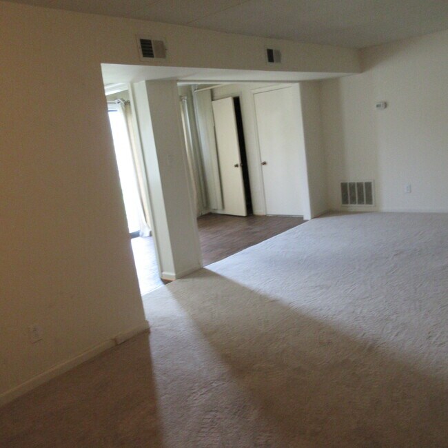 Building Photo - 19 Spring Ct