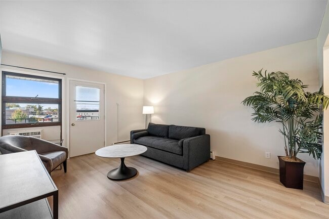 Foto del edificio - 1601 N Randall Ave