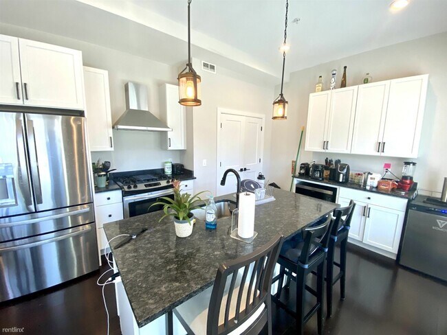 Foto del edificio - 7 br, 4.5 bath House - 22 Cedar St 1