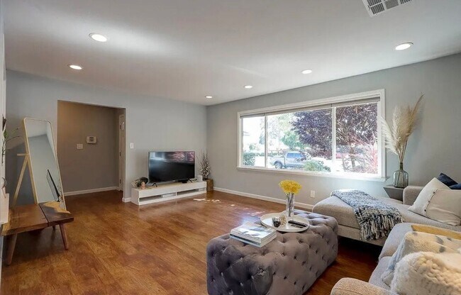 Foto del edificio - SAN JOSE- Beautifully maintained home with a spacious backyard.