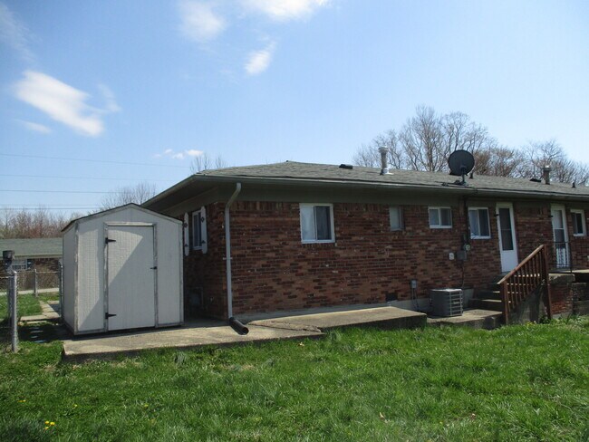 Building Photo - 3041 E Bradbury Ave