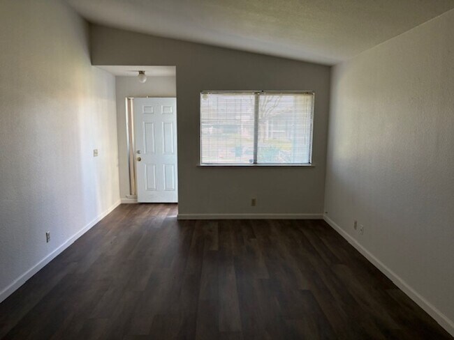 Foto del edificio - 7631-7633 AGUSTAWOOD PLACE