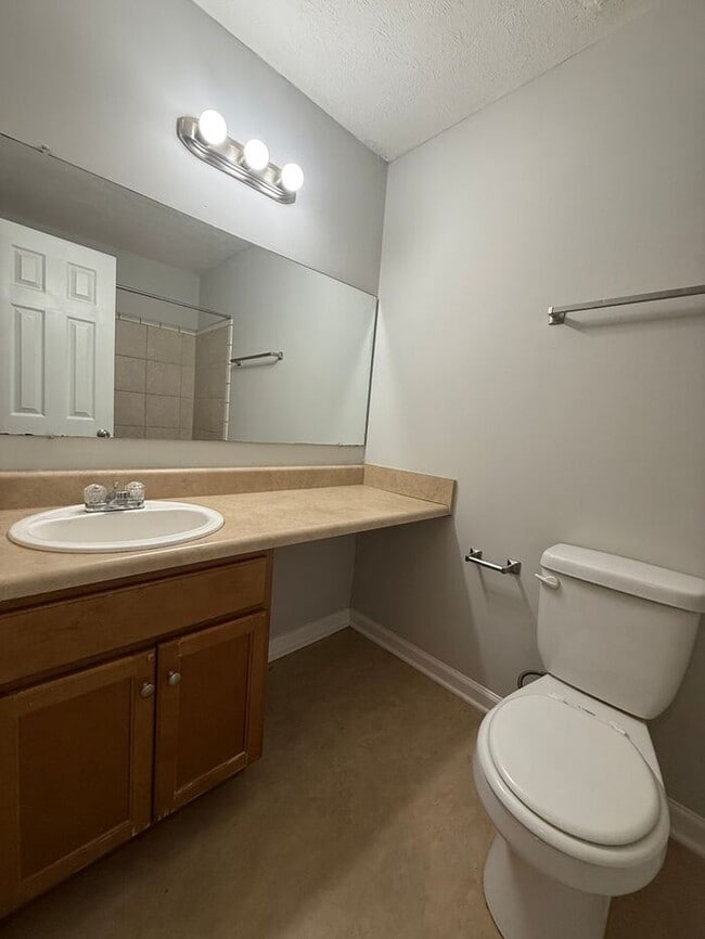 Building Photo - 2 Bedroom/2 Bathroom Condo!