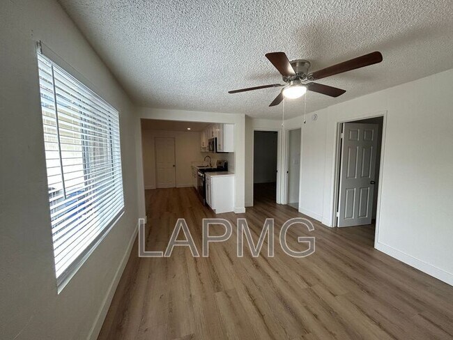 Foto del edificio - 3824 W 104th St