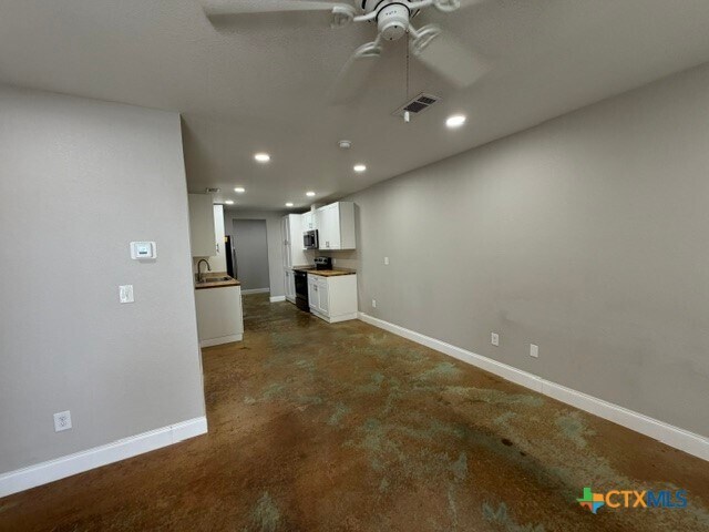 Building Photo - 661 W Austin St