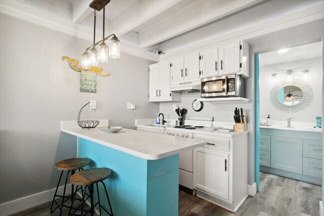 Building Photo - Cozy Beachfront Studio Newly Renovated wit...